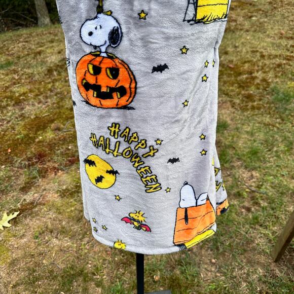 NEW Peanuts Snoopy Great Pumpkin Halloween 50x70” Gray Snuggly Throw Blanket - Picture 12 of 14